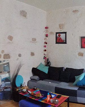 Située à 10 mn du centre-ville et à proximité de L’île de Ré, cette charmante maison de ville vous séduira par ses beaux volumes comprenant au RDC une entrée, un très agréable salon/séjour avec une cuisine ouverte aménagée le tout donnant sur une arrière-cour close de murs de 20 m2, 2 belles chambres, grande salle d’eau et WC séparé. A l’étage, un palier dessert deux belles chambres aux beaux volumes, grande salle d’eau et WC séparé. Le tout est complété par une cave de 20 m2.