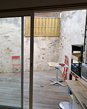 Située à 10 mn du centre-ville et à proximité de L’île de Ré, cette charmante maison de ville vous séduira par ses beaux volumes comprenant au RDC une entrée, un très agréable salon/séjour avec une cuisine ouverte aménagée le tout donnant sur une arrière-cour close de murs de 20 m2, 2 belles chambres, grande salle d’eau et WC séparé. A l’étage, un palier dessert deux belles chambres aux beaux volumes, grande salle d’eau et WC séparé. Le tout est complété par une cave de 20 m2.