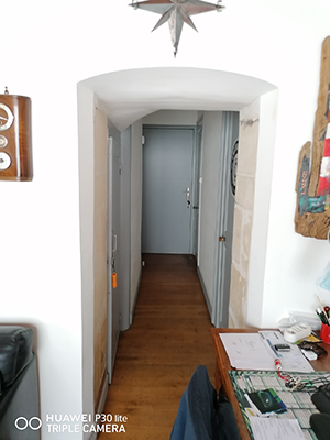 Située à 10 mn du centre-ville et à proximité de L’île de Ré, cette charmante maison de ville vous séduira par ses beaux volumes comprenant au RDC une entrée, un très agréable salon/séjour avec une cuisine ouverte aménagée le tout donnant sur une arrière-cour close de murs de 20 m2, 2 belles chambres, grande salle d’eau et WC séparé. A l’étage, un palier dessert deux belles chambres aux beaux volumes, grande salle d’eau et WC séparé. Le tout est complété par une cave de 20 m2.