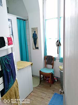 Située à 10 mn du centre-ville et à proximité de L’île de Ré, cette charmante maison de ville vous séduira par ses beaux volumes comprenant au RDC une entrée, un très agréable salon/séjour avec une cuisine ouverte aménagée le tout donnant sur une arrière-cour close de murs de 20 m2, 2 belles chambres, grande salle d’eau et WC séparé. A l’étage, un palier dessert deux belles chambres aux beaux volumes, grande salle d’eau et WC séparé. Le tout est complété par une cave de 20 m2.