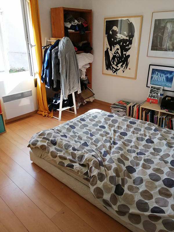 Située à 10 mn du centre-ville et à proximité de L’île de Ré, cette charmante maison de ville vous séduira par ses beaux volumes comprenant au RDC une entrée, un très agréable salon/séjour avec une cuisine ouverte aménagée le tout donnant sur une arrière-cour close de murs de 20 m2, 2 belles chambres, grande salle d’eau et WC séparé. A l’étage, un palier dessert deux belles chambres aux beaux volumes, grande salle d’eau et WC séparé. Le tout est complété par une cave de 20 m2.