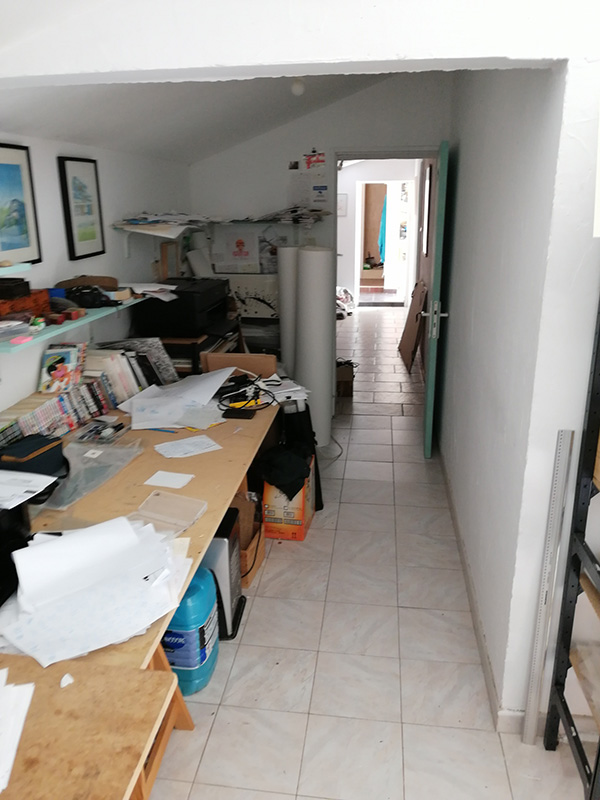 Située à 10 mn du centre-ville et à proximité de L’île de Ré, cette charmante maison de ville vous séduira par ses beaux volumes comprenant au RDC une entrée, un très agréable salon/séjour avec une cuisine ouverte aménagée le tout donnant sur une arrière-cour close de murs de 20 m2, 2 belles chambres, grande salle d’eau et WC séparé. A l’étage, un palier dessert deux belles chambres aux beaux volumes, grande salle d’eau et WC séparé. Le tout est complété par une cave de 20 m2.