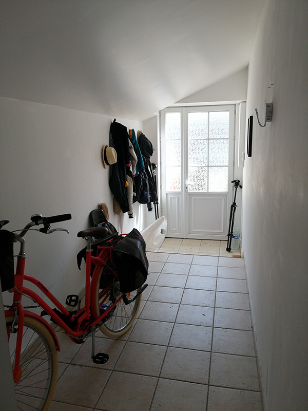 Située à 10 mn du centre-ville et à proximité de L’île de Ré, cette charmante maison de ville vous séduira par ses beaux volumes comprenant au RDC une entrée, un très agréable salon/séjour avec une cuisine ouverte aménagée le tout donnant sur une arrière-cour close de murs de 20 m2, 2 belles chambres, grande salle d’eau et WC séparé. A l’étage, un palier dessert deux belles chambres aux beaux volumes, grande salle d’eau et WC séparé. Le tout est complété par une cave de 20 m2.