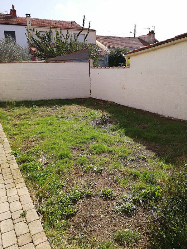 Située à 10 mn du centre-ville et à proximité de L’île de Ré, cette charmante maison de ville vous séduira par ses beaux volumes comprenant au RDC une entrée, un très agréable salon/séjour avec une cuisine ouverte aménagée le tout donnant sur une arrière-cour close de murs de 20 m2, 2 belles chambres, grande salle d’eau et WC séparé. A l’étage, un palier dessert deux belles chambres aux beaux volumes, grande salle d’eau et WC séparé. Le tout est complété par une cave de 20 m2.