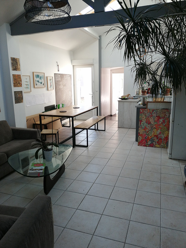 Située à 10 mn du centre-ville et à proximité de L’île de Ré, cette charmante maison de ville vous séduira par ses beaux volumes comprenant au RDC une entrée, un très agréable salon/séjour avec une cuisine ouverte aménagée le tout donnant sur une arrière-cour close de murs de 20 m2, 2 belles chambres, grande salle d’eau et WC séparé. A l’étage, un palier dessert deux belles chambres aux beaux volumes, grande salle d’eau et WC séparé. Le tout est complété par une cave de 20 m2.