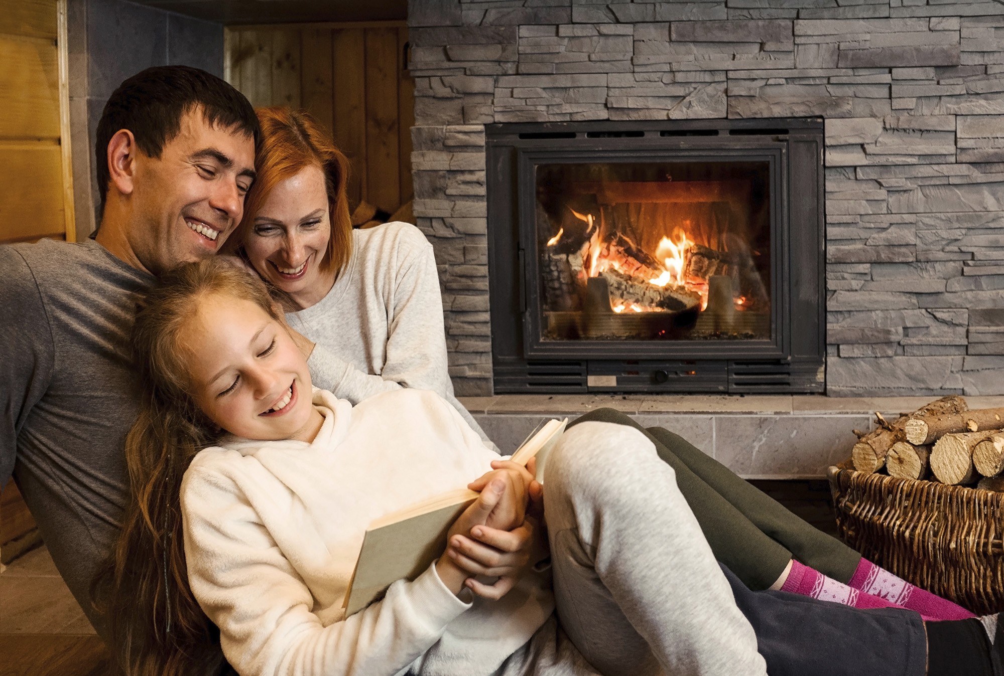 Famille qui chill devant une cheminée